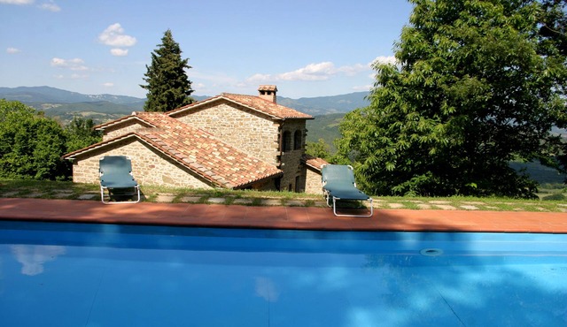 Family friendly Tuscan Villa ,private Pool, garden, stunning lake & hill views .