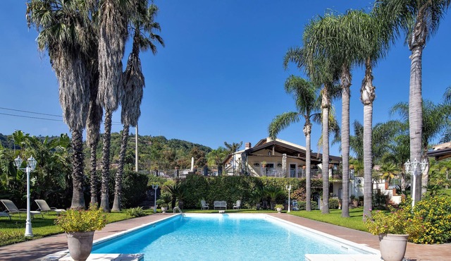 Fantastic vacation home with paradisiacal garden at the foot of the volcano Etna.