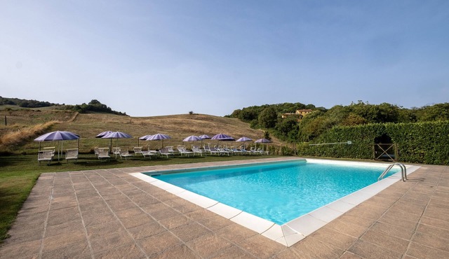 Farmhouse "Piamperugino" with Shared Pool, Private Garden & Wi-Fi
