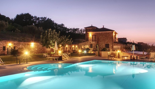Farmhouse with infinity pool. Ideal for groups.