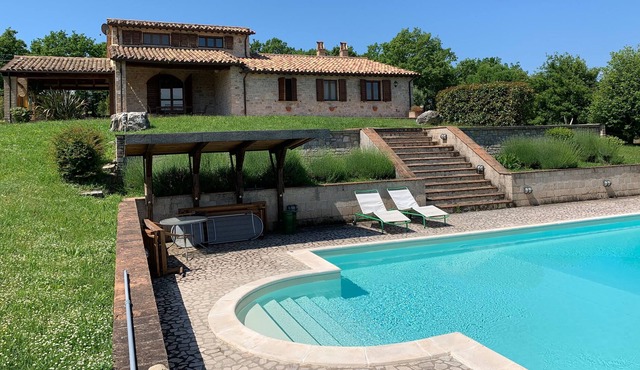 Farmhouse with swimming pool immersed in the Umbrian countryside - 7 beds