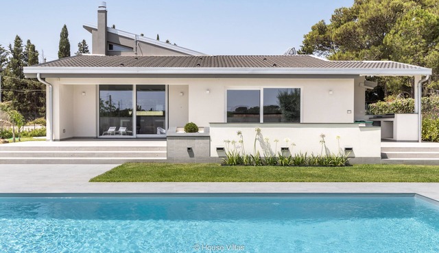 FlaBen Luxury Villa - Two Bedroom Villa, Sleeps 4