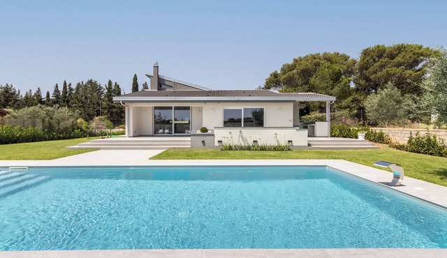 FlaBen Luxury Villa - Two Bedroom Villa, Sleeps 4