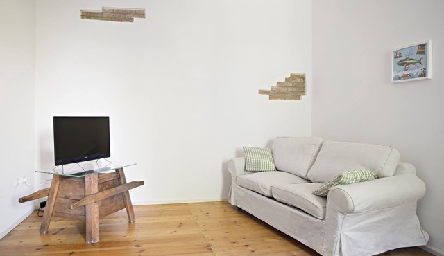 Garden apartment with swimming pool in Colombare