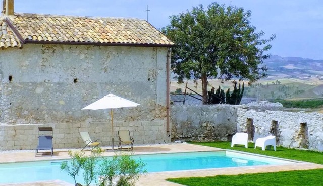 Gibbesi country farm small cottage