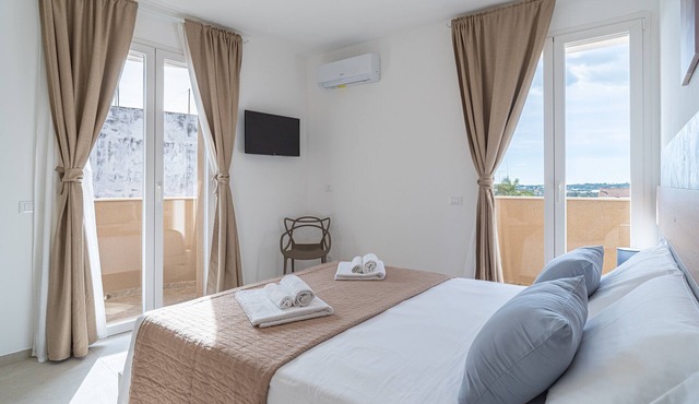 Giualè Portopalo '7' with Sea View, Wi-Fi and Air Conditioning