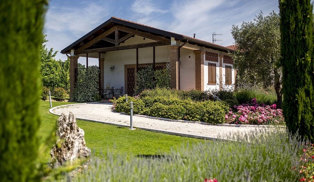 Glicine Apartment in Farmhouse with garden and swimming pool