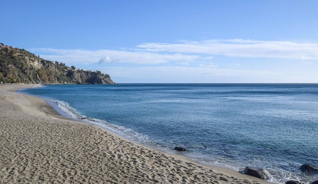 Gorgeous apartment in Ricadi with WiFi