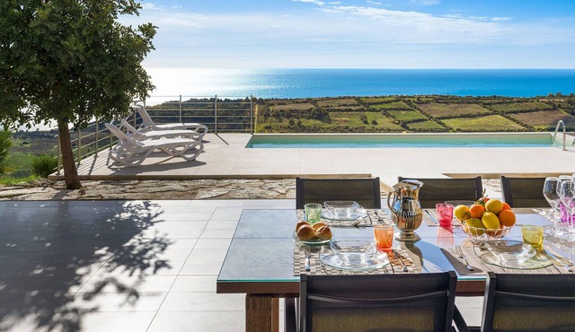 Great villa with pool and sea view
