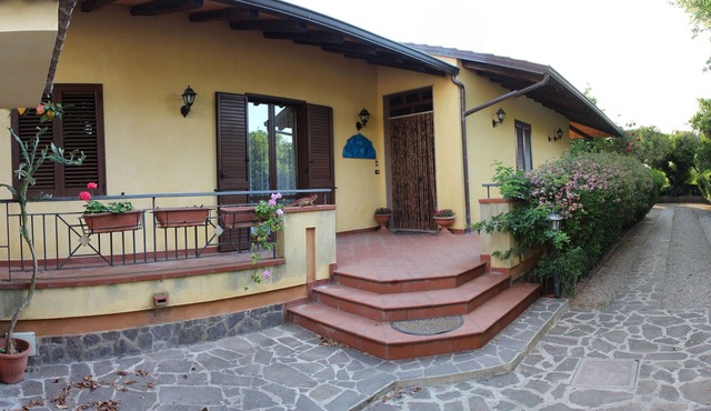 Ground floor villa with terraces and many green spaces. 8 pax 650 meters from the sea