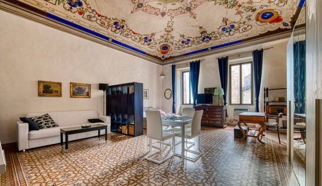 GuestHost - Charming 60 sqm studio apartment, accommodating up to 3 guests, located on the first floor of a historic building without an elevator.The property is located in the heart of Perugia, in Piazza della Repubblica (Corso Vannucci), in an area sur in Perugia