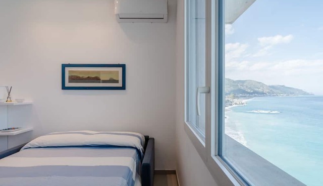GuestHost - Cozy 20 sqm studio flat with sea view, perfect for two people, located on the ground floor of a building. The property is located in the Spisone area (Taormina), a few steps from the beach, and only 5 minutes (by car or public transport) from
