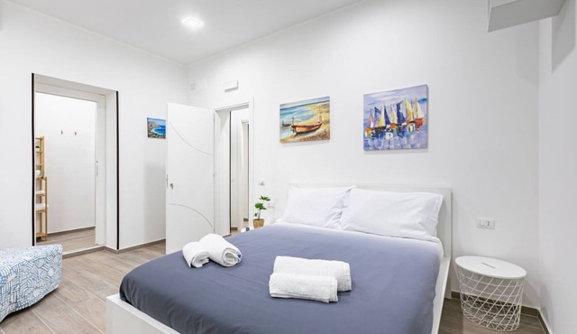 GuestHost - Cozy and modern apartment of about 40 sq m, able to accommodate up to 3 people, located on the 1st floor of a renovated building with no lift. The property is located in the center (NO ZTL - Traffic Restricted Area), just a 5-minute walk from