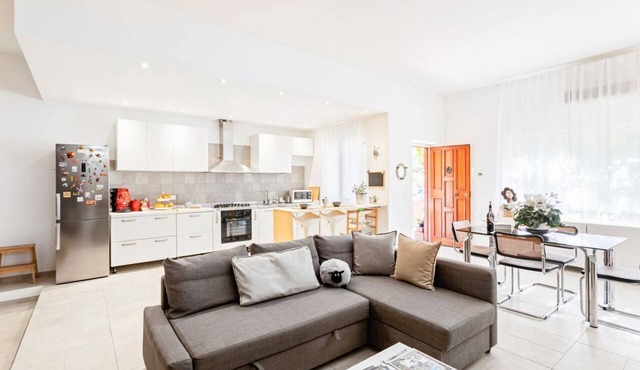 GuestHost - Large and bright 90sqm open space, with independent entrance, garden and private parking, located on the ground floor of a villa in the north area of Catania, just 15 minutes by car from the historic center.The apartment is equipped with all