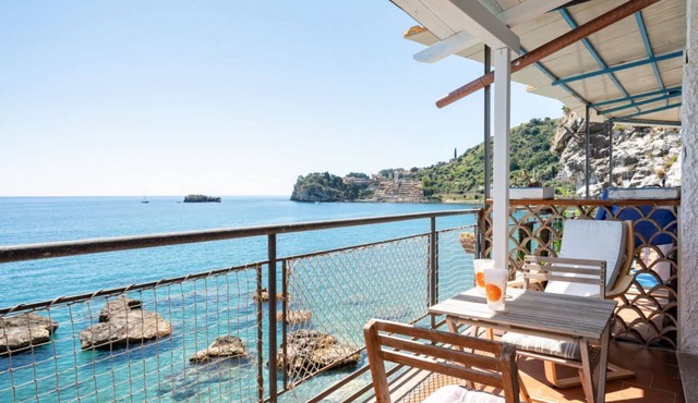 GuestHost - Sea view apartment of about 90 sqm, able to accommodate up to 4 people, located on the ground floor of a building.The property is located in Taormina, in a unique panoramic position, suspended above a rock and with the beach right in front of
