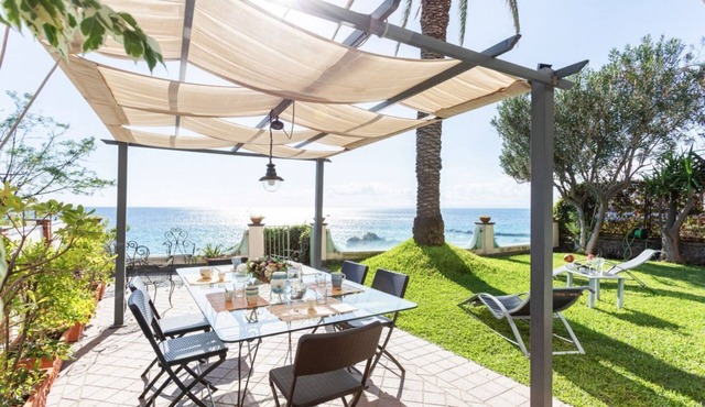 GuestHost - This spacious seafront 150 square meters apartment can accommodate up to 6 people. Located on the ground floor, the apartment has a garden overlooking the sea, with a stunning view and private access to the sea on a neighbors shared platform.