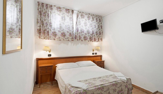 H Pompeii Ruiins Apartment Hotel - Standard Double Room 4