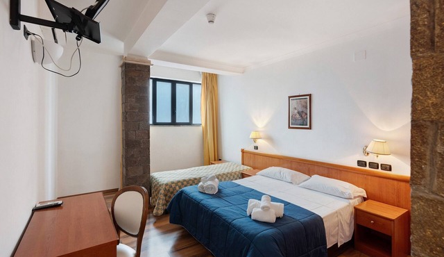 H Pompeii Ruiins Apartment Hotel - Standard Triple Room 9
