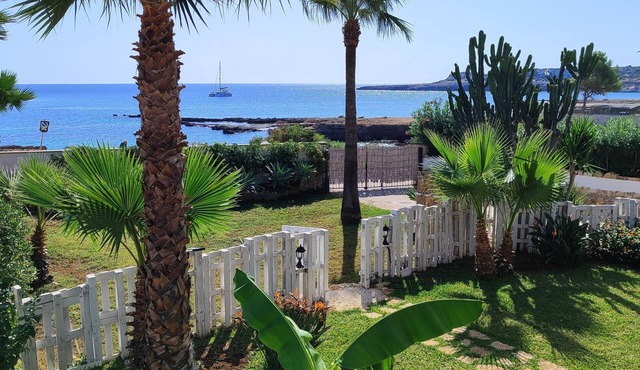 Heart of Ognina - Hibiscus - Apartment with garden facing the sea