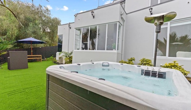 High-end Modern Villa Spa Pool - Harbour Views in Auckland