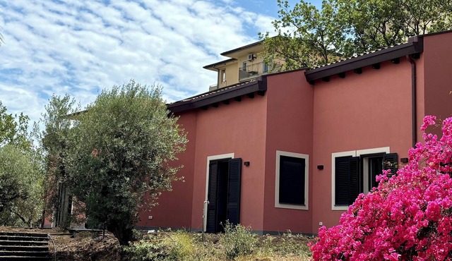Hilltop house with sea view. A haven of peace close to population centers.