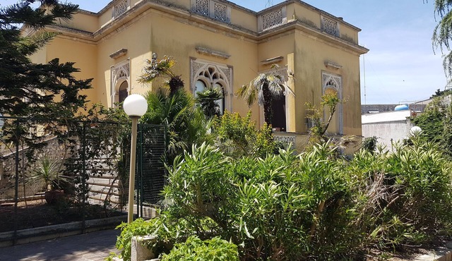 Historic villa in the center with outbuilding and garden