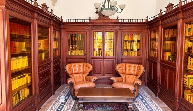 Historic home with large garden and swimming pool, pets allowed