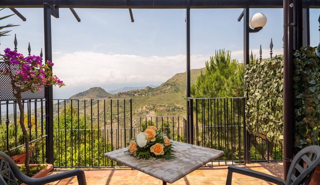 Holiday Apartment 'Garden Cottage I Dammusi - Limoni' with Mountain View, Shared Pool & Wi-Fi