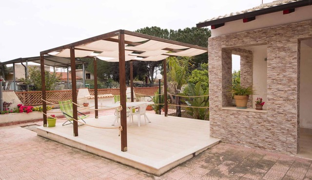Holiday apartment with terrace near the sea
