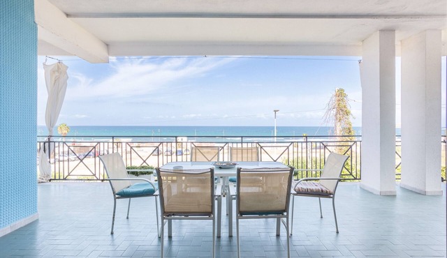 Holiday Home 'Villa Le 2 Palme' with Sea View, Wi-Fi and Air Conditioning