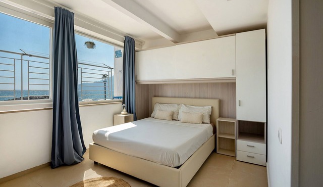 Holiday Home 'Casa Castagna A' Mare' with Sea View, Wi-Fi and Air Conditioning