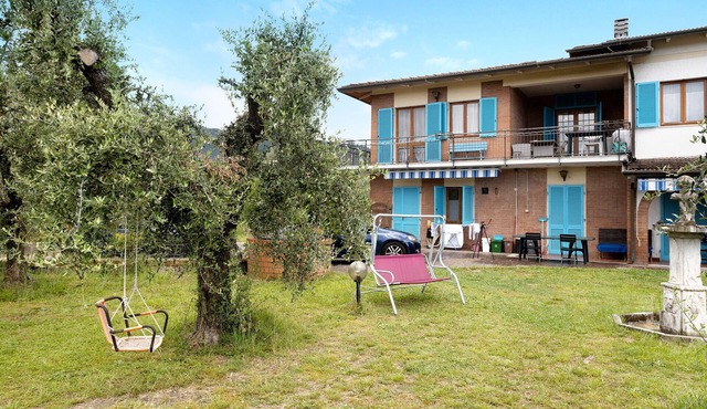 Holiday Home "Casa Degli Zii Appartamento Guido" with Shared Terrace, Balcony & Wi-Fi in Luni