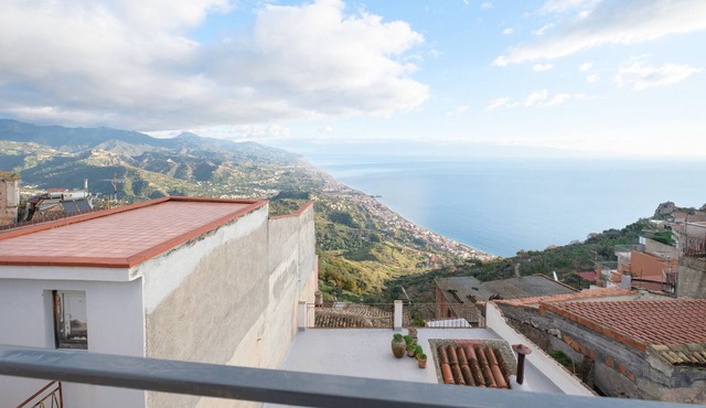Holiday Home 'Casa con Terrazze Vista Mare' with Sea View, Wi-Fi and Air Conditioning