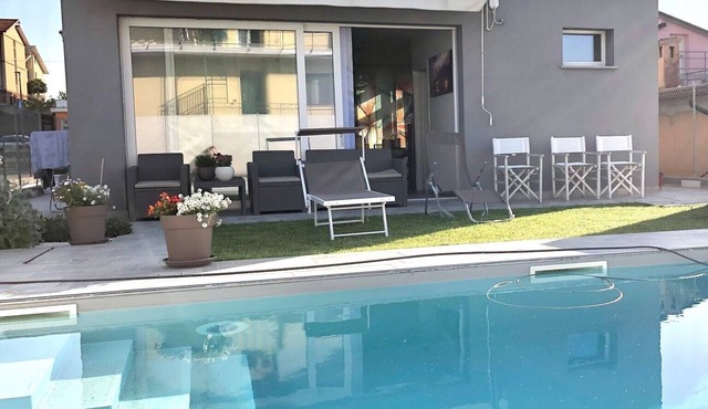 Holiday Home 'Chalet Al Mare' with Private Pool, Garden, and Air Conditioning in mondolfo