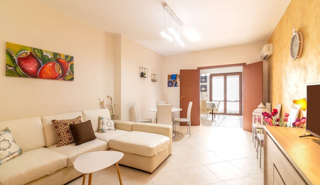 Holiday Home "CJ Sea Home" near the Beach with Sea View, Shared Terrace & Wi-Fi