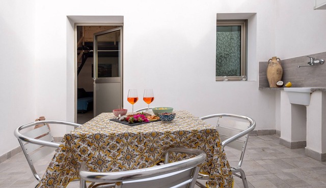 Holiday Home 'Francesca' close to City Centre with Garden & Air Conditioning
