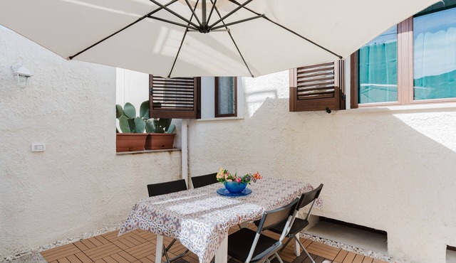 Holiday Home 'La Vanedda' with Private Terrace, Wi-Fi and Air Conditioning