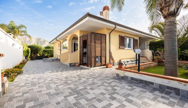 Holiday Home 'Ohana' with Sea View, Wi-Fi and Air Conditioning