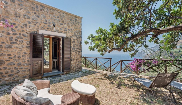 Holiday Home 'Romantico Casale Di Lusso Con Spa' with Sea View, Wi-Fi and Air Conditioning