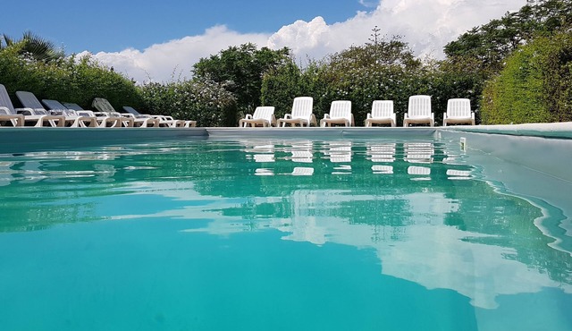 Holiday homes with pool and garden, close to the sea and very well connected .