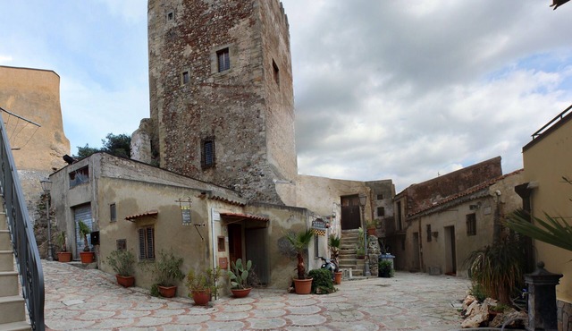 Holiday house historical area of ​Brolo in front of the medieval castle of the "Lancia"