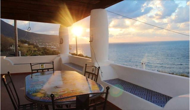 Homerez - Beautiful house for 6 ppl. with sea view, garden and terrace at Malfa