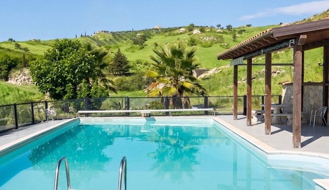 Homerez - Elegant Villa with Private Pool in Bivona