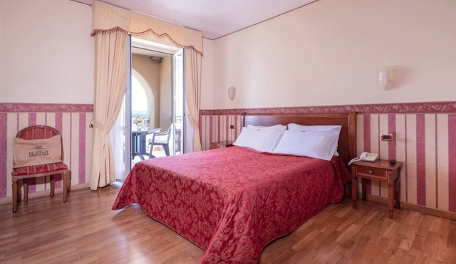 Hotel Holiday