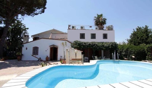 House in Syracuse with private pool