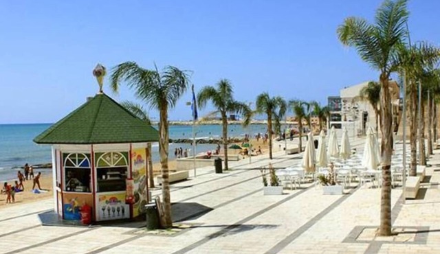 House - Marina di Ragusa- in front of the ocean with sun terrace and veranda, also for big families