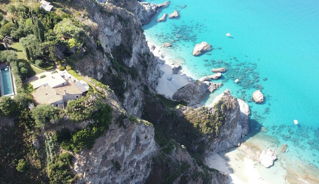 House on the cliff, with private pool and steps to the beach