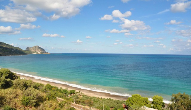 House with sea view and private parking