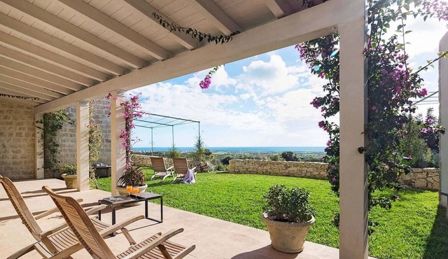 House with sea views 10 minutes drive from the sea