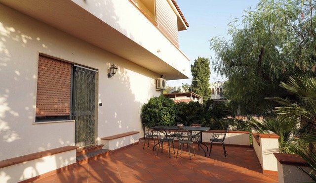 Independent apartment with garden